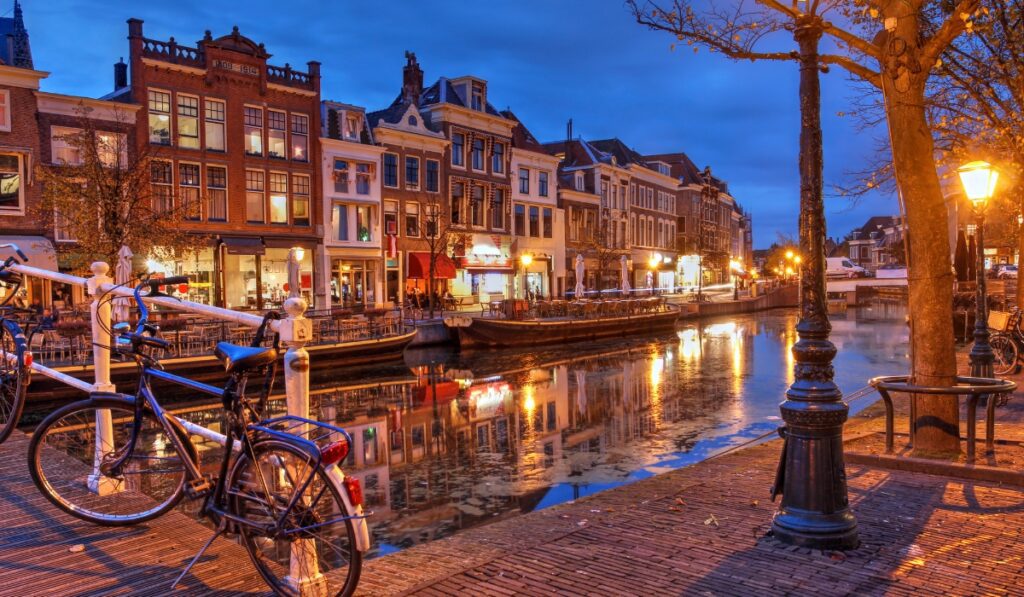 bus rental in Leiden