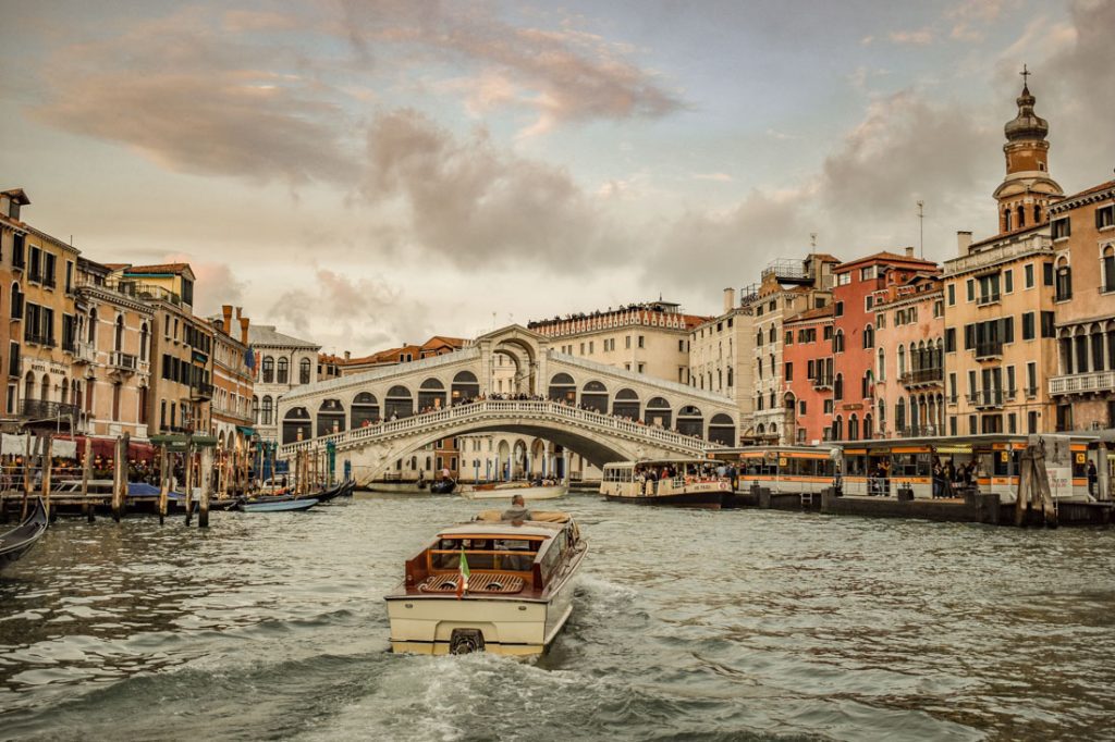 minibus rental in Venice