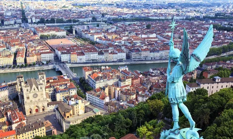minibus rental in Lyon