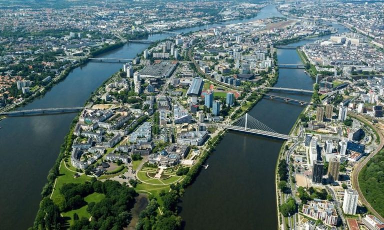 minibus rental in Nantes
